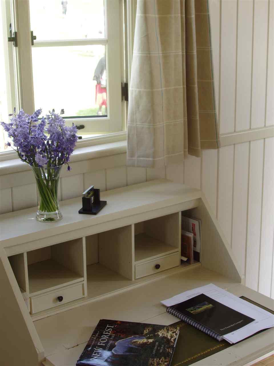 resized-2349823-Desk in Shepherds Hut.jpg